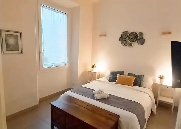 Charming & Spacious Florentine Home Just Two Mins From Tram Stop