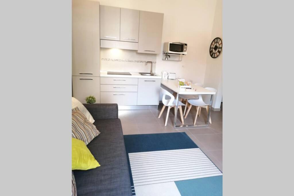 Apartment Charming & Spacious Florentine Just Two Mins From Tram Stop
