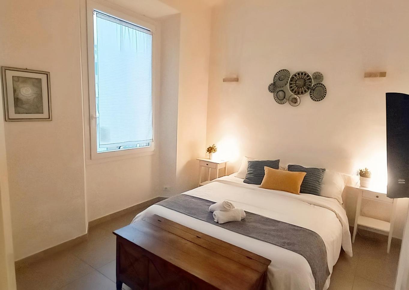 Charming & Spacious Florentine Just Two Mins From Tram Stop *